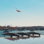 Deniz Barut Instagram - “…kokusuyla, dokusuyla canlandırıyor; kaybolan sesleri duyuruyor. Acıyı, endişeyi ve merakı da uyandırıyor, şefkati ve vicdanı da.” Çok sevdiğim bir kitap için söylenenlerdi bunlar. İstanbul’a da çok yakıştı.