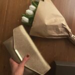 Deniz Barut Instagram - Bile isteye sevmeyi seçtiğimiz ve bunun için emek harcadığımız her bir canlının yanımızda, yolumuzda güçlü ve özgür duruşunu seyretmek paha biçilemez olmalı. Nitekim sevme tanımlarımız, sevince yanan canlarımız, sevince katlandıklarımız diye bahsettiğimiz her bir zorluk sevmeyi bilmemekten mütevellit. Çektiğin her karın ağrısı sevince senin olsun istemenden, sevince sana benzesin istemenden, sevince sana uysun istemenden başlıyor. Sevmek öğrenilebilir, yeniden ve yeniden ve yeniden inşa edilebilir bir emek mücadelesi. Sevelim, bolca, özgürce… İyi ki doğdum…🪷