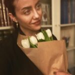 Deniz Barut Instagram - Bile isteye sevmeyi seçtiğimiz ve bunun için emek harcadığımız her bir canlının yanımızda, yolumuzda güçlü ve özgür duruşunu seyretmek paha biçilemez olmalı. Nitekim sevme tanımlarımız, sevince yanan canlarımız, sevince katlandıklarımız diye bahsettiğimiz her bir zorluk sevmeyi bilmemekten mütevellit. Çektiğin her karın ağrısı sevince senin olsun istemenden, sevince sana benzesin istemenden, sevince sana uysun istemenden başlıyor. Sevmek öğrenilebilir, yeniden ve yeniden ve yeniden inşa edilebilir bir emek mücadelesi. Sevelim, bolca, özgürce… İyi ki doğdum…🪷