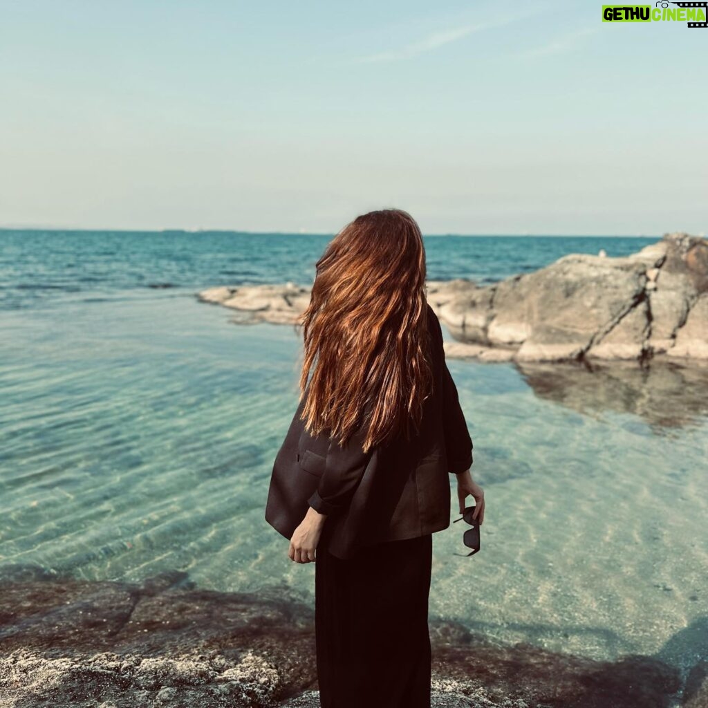 Deniz Barut Instagram - Birbirimize söylediğimiz onca şey… 🌊