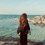 Deniz Barut Instagram - Birbirimize söylediğimiz onca şey… 🌊