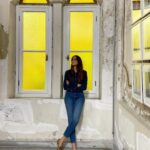 Deniz Barut Instagram - Mevsimin sonbahar, hissedilenin yaz olduğu, bir yerlerde çocukların öldürüldüğü, dünyanın yine her zamanki gibi sınıfta kaldığı, medeniyet şovu yapanların iki yüzlü, insanlık dersi verenlerin nankör olduğu, utanmazların cirit attığı, iyilerin evine kapandığı, İstanbul’un ara sokaklarının yine ve iyi ki şaşırttığı bir gün daha… Benim içinse insanla, sokakla, sanatla ve yaşıyor olmaya şükranla geçen bir gün daha…