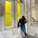 Deniz Barut Instagram - Mevsimin sonbahar, hissedilenin yaz olduğu, bir yerlerde çocukların öldürüldüğü, dünyanın yine her zamanki gibi sınıfta kaldığı, medeniyet şovu yapanların iki yüzlü, insanlık dersi verenlerin nankör olduğu, utanmazların cirit attığı, iyilerin evine kapandığı, İstanbul’un ara sokaklarının yine ve iyi ki şaşırttığı bir gün daha… Benim içinse insanla, sokakla, sanatla ve yaşıyor olmaya şükranla geçen bir gün daha…