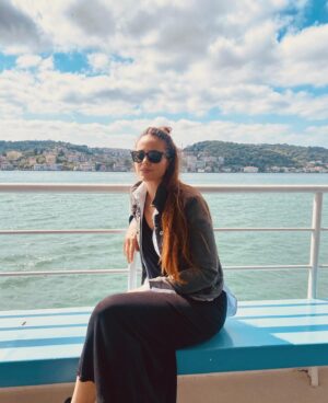 Deniz Barut Instagram - “Ben 4 kişiyim: 1 ben, 2 içimdeki, 3 aynadaki, 4 kalbimdeki... Ben’i geç, içimdeki zaten deli, kır aynadakini. Ya kalbimdeki?” …