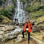 Deniz Barut Instagram - Bir solukta Doğu Karadeniz… Şu Mençuna’ya bakar mısınız? Suyun iyesinden aldım iznimi, kuvvetimi, içtim şifa olsun diye… @vedat__atasoy ve şahane ekibiyle güzel işler peşindeyiz,hepimiz için ve çok güzel diyarlarda… Yakında görücüye çıkar :) #arhavi