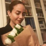 Deniz Barut Instagram - Bile isteye sevmeyi seçtiğimiz ve bunun için emek harcadığımız her bir canlının yanımızda, yolumuzda güçlü ve özgür duruşunu seyretmek paha biçilemez olmalı. Nitekim sevme tanımlarımız, sevince yanan canlarımız, sevince katlandıklarımız diye bahsettiğimiz her bir zorluk sevmeyi bilmemekten mütevellit. Çektiğin her karın ağrısı sevince senin olsun istemenden, sevince sana benzesin istemenden, sevince sana uysun istemenden başlıyor. Sevmek öğrenilebilir, yeniden ve yeniden ve yeniden inşa edilebilir bir emek mücadelesi. Sevelim, bolca, özgürce… İyi ki doğdum…🪷