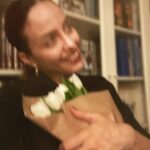 Deniz Barut Instagram - Bile isteye sevmeyi seçtiğimiz ve bunun için emek harcadığımız her bir canlının yanımızda, yolumuzda güçlü ve özgür duruşunu seyretmek paha biçilemez olmalı. Nitekim sevme tanımlarımız, sevince yanan canlarımız, sevince katlandıklarımız diye bahsettiğimiz her bir zorluk sevmeyi bilmemekten mütevellit. Çektiğin her karın ağrısı sevince senin olsun istemenden, sevince sana benzesin istemenden, sevince sana uysun istemenden başlıyor. Sevmek öğrenilebilir, yeniden ve yeniden ve yeniden inşa edilebilir bir emek mücadelesi. Sevelim, bolca, özgürce… İyi ki doğdum…🪷