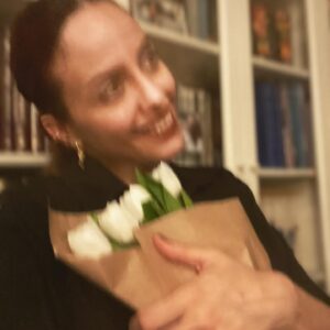 Deniz Barut Instagram - Bile isteye sevmeyi seçtiğimiz ve bunun için emek harcadığımız her bir canlının yanımızda, yolumuzda güçlü ve özgür duruşunu seyretmek paha biçilemez olmalı. Nitekim sevme tanımlarımız, sevince yanan canlarımız, sevince katlandıklarımız diye bahsettiğimiz her bir zorluk sevmeyi bilmemekten mütevellit. Çektiğin her karın ağrısı sevince senin olsun istemenden, sevince sana benzesin istemenden, sevince sana uysun istemenden başlıyor. Sevmek öğrenilebilir, yeniden ve yeniden ve yeniden inşa edilebilir bir emek mücadelesi. Sevelim, bolca, özgürce… 
İyi ki doğdum…🪷
