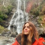 Deniz Barut Instagram - Bir solukta Doğu Karadeniz… Şu Mençuna’ya bakar mısınız? Suyun iyesinden aldım iznimi, kuvvetimi, içtim şifa olsun diye… @vedat__atasoy ve şahane ekibiyle güzel işler peşindeyiz,hepimiz için ve çok güzel diyarlarda… Yakında görücüye çıkar :) #arhavi