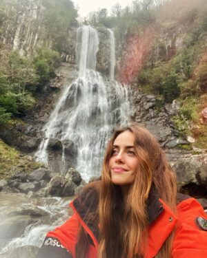 Deniz Barut Instagram - Bir solukta Doğu Karadeniz… Şu Mençuna’ya bakar mısınız?  Suyun iyesinden aldım iznimi, kuvvetimi, içtim şifa olsun diye…
 @vedat__atasoy ve şahane ekibiyle güzel işler peşindeyiz,hepimiz için ve  çok güzel diyarlarda… 
Yakında görücüye çıkar :) 

#arhavi