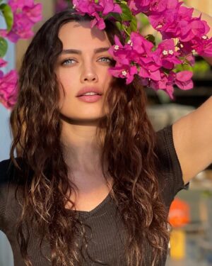 Deniz Durmaz Instagram - Bodrum güneşi… 🤍 Begonvil🌺