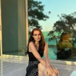 Deniz Durmaz Instagram - Harikaaaa bi akım buldum,esinlendim size sundum. Tüm bekaaarlarrr sorun sorularınızı evlilere. Hanımlar,beyler cinsiyet ayrımı olmaksızın sorulan her bekar soruya cevap veriniz lütfen😀 Sevgili bekarlar aklınızda soru kalmasın. Son zamanlarda ne yaşadıysanız sorun. Evlilik yolunda olanlar,girmek üzere olanlar,kavga edenler,kaynana dertlileri,görümce sorunları hepsini cevaplayan evliler yorumlarda sizleri bekliyor olacak😀. . . . . . #evliler #bekar #evlilik #karıkoca #sevgili #mizah #komedi