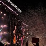 Denyzee Instagram - J’ai fêté mes 10 ans de @festivaleteqc pour mes 10 ans de vie au Québec cette année! C’était fou de voir @greenday de nouveau sur scène 😻🎉 Merci énormément à @bleufeu_ pour leur incroyable confiance et de me permettre de vivre ces moments intenses chaque année 🤍☀️ Combien /10 mon interprétation et la justesse de ma voix sur la vidéo? 🤣🤣 #greenday #feq #festivaldetedequebec #festivaleteqc #rock #festival #music