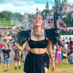 Denyzee Instagram - Photo dump 📸 @tomorrowland jour 2 c’était incroyable! Au programme c’était @lostfrequencies @arminvanbuuren @taleofus @johnnewmanmusic @nervomusic @dimitrivegasandlikemike @kungs Programmation de fou 🔥🎶 je vous mets au défi combien de plumes se trouvent sur la photo? #tomorrowland #music #festival #festivaloutfit #musicfestival #tomorrowlandoutfit #festivalfashion #festivallife #festivals