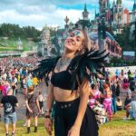Denyzee Instagram - Photo dump 📸 @tomorrowland jour 2 c’était incroyable! Au programme c’était @lostfrequencies @arminvanbuuren @taleofus @johnnewmanmusic @nervomusic @dimitrivegasandlikemike @kungs Programmation de fou 🔥🎶 je vous mets au défi combien de plumes se trouvent sur la photo? #tomorrowland #music #festival #festivaloutfit #musicfestival #tomorrowlandoutfit #festivalfashion #festivallife #festivals