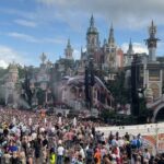 Denyzee Instagram - Photo dump 📸 @tomorrowland jour 2 c’était incroyable! Au programme c’était @lostfrequencies @arminvanbuuren @taleofus @johnnewmanmusic @nervomusic @dimitrivegasandlikemike @kungs Programmation de fou 🔥🎶 je vous mets au défi combien de plumes se trouvent sur la photo? #tomorrowland #music #festival #festivaloutfit #musicfestival #tomorrowlandoutfit #festivalfashion #festivallife #festivals