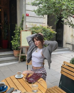 Derya Pınar Ak Instagram - ☕️🫧💕👭🏻🕊️