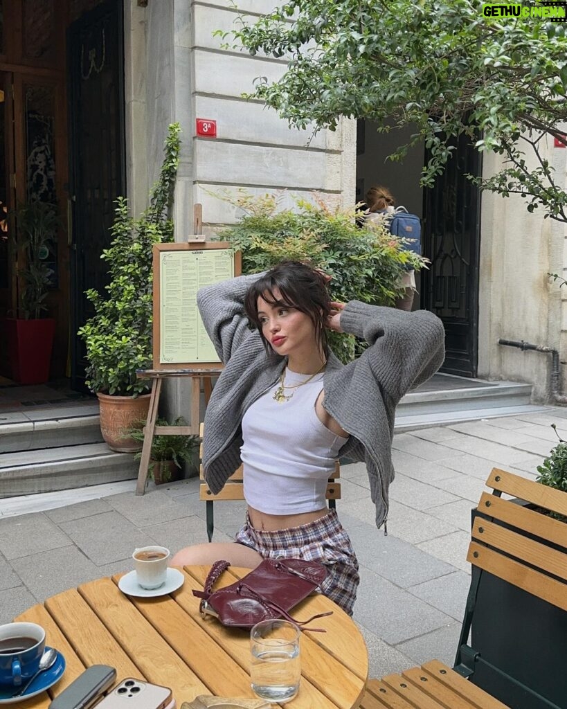 Derya Pınar Ak Instagram - ☕️🫧💕👭🏻🕊️