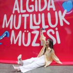 Derya Pınar Ak Instagram – Algida yine mutlu etmeye devam ediyor❤
8 Mayıs’a kadar Kanyon’un ortasındaki bu içinde zaman tünelinden, eğlenceli aktivasyonlara kadar pek çokk şey alan mutluluk müzesini muhakkak ziyaret edin, mutlu olmaya ihtiyacımız var ve tam bu anlar için iyi ki @algidaturkiye var 🥳
#işbirliği  #AlgidaMutlulukMuzesi