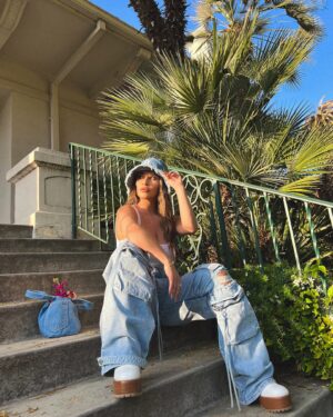 Destiny Monique Instagram - Love my cargo jeans by @ver_luisant_clothing 💙.
.
.
.
.
#ad #cargopants #denim #jeans #stylefashion #ootdfashion