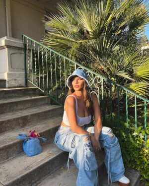 Destiny Monique Instagram - Love my cargo jeans by @ver_luisant_clothing 💙.
.
.
.
.
#ad #cargopants #denim #jeans #stylefashion #ootdfashion