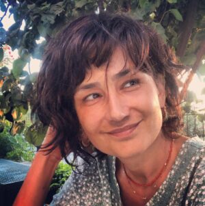 Devin Özgür Çınar Instagram - her sabah aynada kendimi onaylıyorum,kendime bayılıyorum, kendimin elinden tutup attaya götürüyorum diyen ruhani bir tiplemeyim. açık öğretim fsikoloji bölüm birincisiyim.