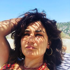 Devin Özgür Çınar Instagram - kafa içi münakaşalar.kimsenin kimseye söz vermediği bir apartman toplantısı gibi.önemsiz konu ve durumları baştan, en baştan düşünerek yapılan geviş getirme işlemi.sonra en az onun kadar önemsiz bir başka konuya hızla geçiş.amaç o yaşadığın anı mükemmel bir şekilde kaçırmak.umarım bu fikirlerim kişisel gelişiminize katkıda bulunur.🌸🍀🌸ayrıca extra gündem bugün öldürülen hayvanları öldürenlere bağrı açılmamış betimlemeler yapmak.😩😩