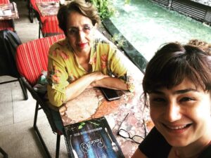 Devin Özgür Çınar Instagram - annemgille izmir ortamlarında gıybet turları🌺🌺🌺