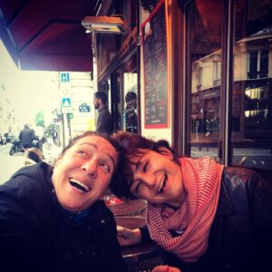Devin Özgür Çınar Instagram - gülüşecek bişey bulmak için etrafa bakınmak ❤️#tbt #artıkmaskesizkafatokuşturulamaz.