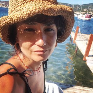 Devin Özgür Çınar Instagram - bu pandomim süreci zor biter. sosyal mesafe koyuyorsun diye alınanlar mı dersin , birbirinin maskesini takan tutumlular mı dersin, ben yeniden eve kapatılacağımız günlere nasılsa az kaldı diye düşünüp sakin kıyı bulunca hiç kaçırmayıp gizemli ve mesafeli halime bürünüp dedektiflik mesleğimi icra ediyorum. kimin kolonyası var, kimin maskesi var, kimin maskesi burun  dışında, kim  aksırıp tıksırıyor ve sonra hemen korkuyla etrafına bakıyor, notlarımı alıyorum. siz bu ciddiyetsizliği ciddiye almayın, tedbire devam👍