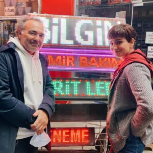 Devin Özgür Çınar Instagram - 2020 bitmeden şu fotoları koyayım,  kepaze ve sürekli ilgi çekmeye çalışan bir yıl olmasına rağmen bana yaptığı 10 bin adım kıyağının hakkını vermeliyim diye düşünüyorum. yiğidi öldür hakkını yeme. bu yiğidi öldürmemize  saatler kaldı. Ama şurda @duyguguzelmeric ‘e  tazecik anneliğiyle işi bizden bile çok sevip sahiplendiği için ne kadar şanslı olduğumuzu söylemek isterim @nisanceren ve @farukozerten analarının karnından çok iyi iki yapımcı olarak doğduklarını, koca onbin adım ekibinin işin ucunu bir an bile bırakmadan  nasıl çalıştıklarını hiç unutmayacağımı  yazmak isterim. 2020 nin son düzlüğünde aklımda kalan bir sürü güzel an  bu koca ekibin hızır gibi yetişmesiyle  suçluluk duyarak da olsa mutlu olmama sebep oldu.  hepinizden ARO gençler. 🥂🍾@kalemgibiaraba