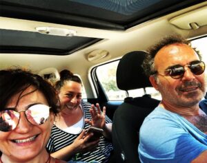 Devin Özgür Çınar Instagram - otostop çeken birini aldık arkaya 🌸💐🌸🍀🌸