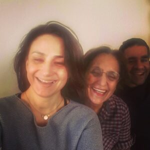 Devin Özgür Çınar Instagram - anne dili ve edebiyatı bölüm başkanımı takdim ederim.❤️❤️❤️❤️#annelergünü #herkeskendinikurtarırolansanaolurçocuğum
