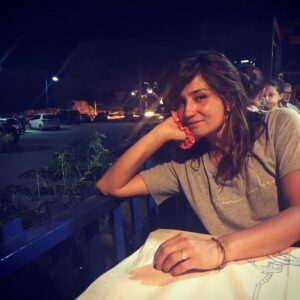 Devin Özgür Çınar Instagram - Bu Yunan  Adaları niye bu kadar güzel bakışı. Neden bangır  bangır müzik yok hicbir yerde? Şezlong parası için üstüne bin kişi neden  saldırmıyor? Bu işten resmen hiç anlamıyorlar:))Sorularim her zaman boldur. ⚘⚘⚘