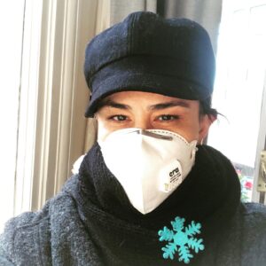Devin Özgür Çınar Instagram - ben biraz sokağa çıkayım kimde coranalı tipi varsa ondan uzak durarak alışveriş yapayım. maskenin altında kimse görmeden gülebiliyor, arzu ederseniz bıyık bırakabiliyorsunuz.ayrıca göz makyajını da ortaya çıkartıyor.