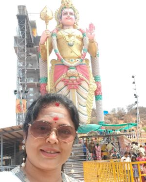 Devipriya Instagram - On my way bk  from yercaud to Chennai visited 
Sri muthumalaimurugan temple
Vazhapadi. Azhagu muruganin darisanam,🙏😇🙏