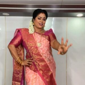 Devipriya Instagram - Sooseki..... Reeled it inside  caravan due to rain
#trending #song #soosekiaggiravvamadiri🔥🔥🔥 #devipriya23_official