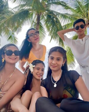 Devon Seron Instagram - Today's heat making me wish for sandy toes, salty air and tan lines! ☺️🏖️🌞 ganda-gandahan kahit haggard sa init 🥹😂
