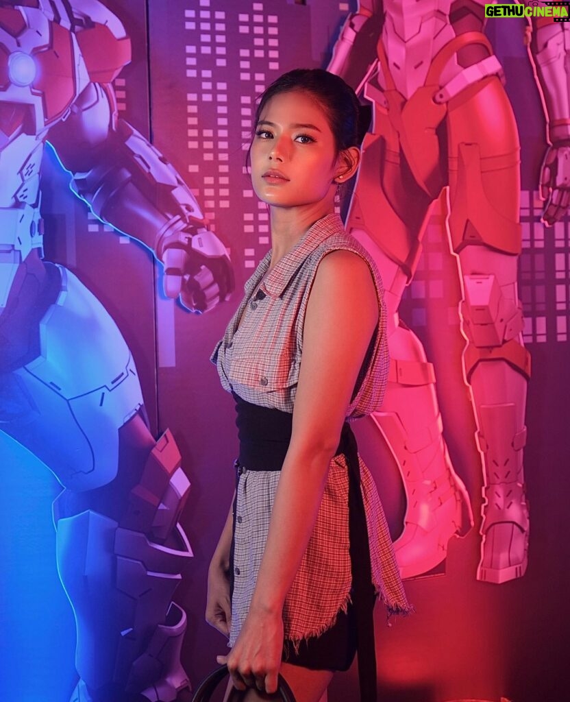 Devon Seron Instagram - HUMAN X ULTRAMAN collaboration on an intergalactic night 🚀⚡️ @human_official #HumanXUltraman #HumanClothingPH