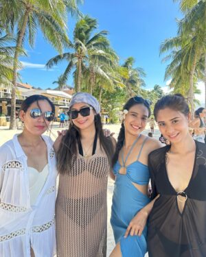 Devon Seron Instagram - Lost in paradise with my heartbeats. 🌴💕