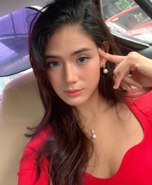 Devon Seron Instagram - Among a zillion selfies, this one dug its way to the surface. Might delete it later though.