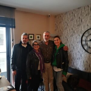 Devrim Yakut Instagram - Artık ailemizin her bireyinin kıymetli Nörologu Prof.Dr Zülküf Önal'a ne kadar teşekkür etsek az.Alper'le benim yaşadıklarımız başka bir postun konusu olsun.Ama sevgili Zülküf Önal'in Türkiye'de ilk kez kendi merkezinde uyguladığı öyle bir yöntem var ki, bence herkesin haberdar olması gerek.Özellikle hastalığın ilk ve orta seviyesinde seyreden demans ve Alzheimer hastaları için konforlu ve yüz güldüren sonuçlar alınıyor. Babamızin ilkten ortaya doğru evrilen demans rahatsızlığınin ilerlemesi durduğu gibi,gözle görülür bir iyileşme başladı.Hepsi ve herşey için ne kadar teşekkür etsek az.Bin yaşa @zulkufonal  bilgi için Neuroup Clinic'in TPS yöntemine bakın derim.@neuroupclinic Sağlık ve esenlik hepimizin yanında olsun🙏🌸