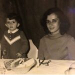 Devrim Yakut Instagram - Bugün doğum günüm.Annemin öldüğü yaştayım.Ve yine bugün annem gideli tam 20 yıl oldu.Yazması kolay,yaşaması zor.Canım annem,sen 36.doğum günümün tam bu saatlerinde gittiğinden beri,hayat bambaşka aktı.Sen bilgeliğin,iyiliğin,güzel yürekli olmanın yegane ve en çapaksız örneğisin benim için.Bana yaşarken iyiliği.güzel yaşamayı,ölümünle de ölümü öğrettin.En güzel öğretenim.Senin yattığın yer nur,benim de yeni yaşım güzel olsun.Hepsi için teşekkür ederim🙏❤️