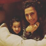 Devrim Yakut Instagram - Bu bayıldigim benzerliğiniz ve oyunbazliğinla kutlamak istiyorum yeni yaşını canimin içi.Hep eğlence ve coşkuyla,saglik ve mutlulukla geçsin yeni yaşın.Çok seviyorum💕❤️🙏 @damlayakut74