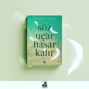Devrim Yakut Instagram - SÖZ UÇAR HASAR KALIR ikinci kitabım.Benim için hayatımın çok enteresan bir döneminden çıkıp geldi.Hastaliklar,kayıplar,oldukça büyük sınavları onunla atlattım.Bana yine şifa oldu,okuyan herkese de olsun.Henüz ön satışta.İnternet satışı mevcut,bir kaç güne kadar raflarda da olur herhalde...Bu arada kitabın isim babası canım Aykut Cömert'tir.Benimle sevindiğine eminim.Çok heyecanlıyım.İyi okumalar olsun...♥️🙏@aykutcomertcom @kusuratyayinlari @dr_dunyasi #sozucarhasarkalir #aykutcomert#devrimyakut