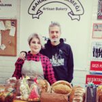Devrim Yakut Instagram - Uzun zamandır beyaz ekmek girmiyor bizim eve.Atalarimizin mirası ekşi mayayı doğru,yerinde,katkısız kullanan yer sayısı da az gerçekten...Sevgili Serdar @aserdarugur ve ekibi işini aşkla,coşkuyla,zerafetle yapanlardan.Onun o şifalı ellerinden öyle güzel şeyler yeriz ki....Bugün ben de işin mutfağına girdim.Sofralarimizin baş tacı ekmeğin yolculuğuna tanık oldum.Mucize gibi...İşini sevgiyle,muhabbetle yapan insanları gördükçe umudum çoğalıyor.Çünkü dürüst çalışmak en büyük ibadettir.@mahalleminekmegi ni tadın,müptelası olacaksınız. Bir de ekibi var ki,bal gibiler bal...Katre'ciğim seni de kutluyorum güzel gözlüm.@katreugur