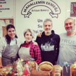 Devrim Yakut Instagram - Uzun zamandır beyaz ekmek girmiyor bizim eve.Atalarimizin mirası ekşi mayayı doğru,yerinde,katkısız kullanan yer sayısı da az gerçekten...Sevgili Serdar @aserdarugur ve ekibi işini aşkla,coşkuyla,zerafetle yapanlardan.Onun o şifalı ellerinden öyle güzel şeyler yeriz ki....Bugün ben de işin mutfağına girdim.Sofralarimizin baş tacı ekmeğin yolculuğuna tanık oldum.Mucize gibi...İşini sevgiyle,muhabbetle yapan insanları gördükçe umudum çoğalıyor.Çünkü dürüst çalışmak en büyük ibadettir.@mahalleminekmegi ni tadın,müptelası olacaksınız. Bir de ekibi var ki,bal gibiler bal...Katre'ciğim seni de kutluyorum güzel gözlüm.@katreugur