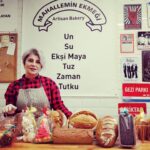 Devrim Yakut Instagram - Uzun zamandır beyaz ekmek girmiyor bizim eve.Atalarimizin mirası ekşi mayayı doğru,yerinde,katkısız kullanan yer sayısı da az gerçekten...Sevgili Serdar @aserdarugur ve ekibi işini aşkla,coşkuyla,zerafetle yapanlardan.Onun o şifalı ellerinden öyle güzel şeyler yeriz ki....Bugün ben de işin mutfağına girdim.Sofralarimizin baş tacı ekmeğin yolculuğuna tanık oldum.Mucize gibi...İşini sevgiyle,muhabbetle yapan insanları gördükçe umudum çoğalıyor.Çünkü dürüst çalışmak en büyük ibadettir.@mahalleminekmegi ni tadın,müptelası olacaksınız. Bir de ekibi var ki,bal gibiler bal...Katre'ciğim seni de kutluyorum güzel gözlüm.@katreugur