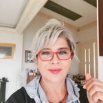 Devrim Yakut Instagram - Yok yok...Enseyi karartamak yok.Neler gördü bu gözler.Bu da geçecek...Zor olacak,yorulacağiz,üzüleceğiz...Ama üreterek,çalışarak,dayanışma ve yardımlaşma ile atlatacağız.Başka çare yok.♥️💐🌸🍀