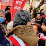 Devrim Yakut Instagram - Ömrünü bu ülkeye, bu ülkenin sağlık sektörüne adamış doksan kusur yaşındaki hocaların hocasına yaptığınız bu zulüm, hafizalarımizda bir "utanç" olarak kalacak ne yazık ki...Nedir hocamızın kabahati? Atatürk heykeline çelenk bırakmak...Bu ektiğiniz nefret tohumları size rağmen yeşermeyecek. Ve o nefret denizi taş kesmiş kalplerinizi yok edecek...Dilerim şifa aksın kalplerinize. #14marttıpbayramı